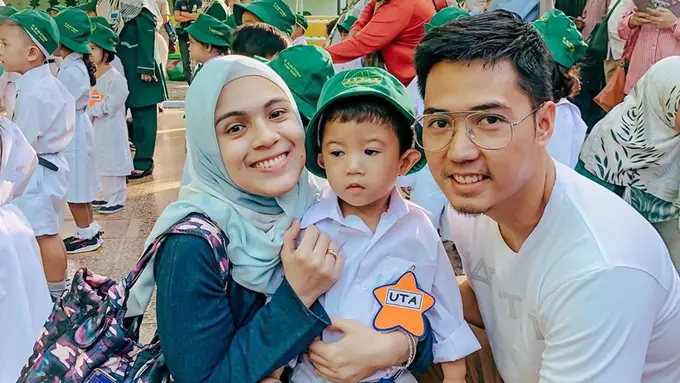 Nycta Gina antar anak ke sekolah