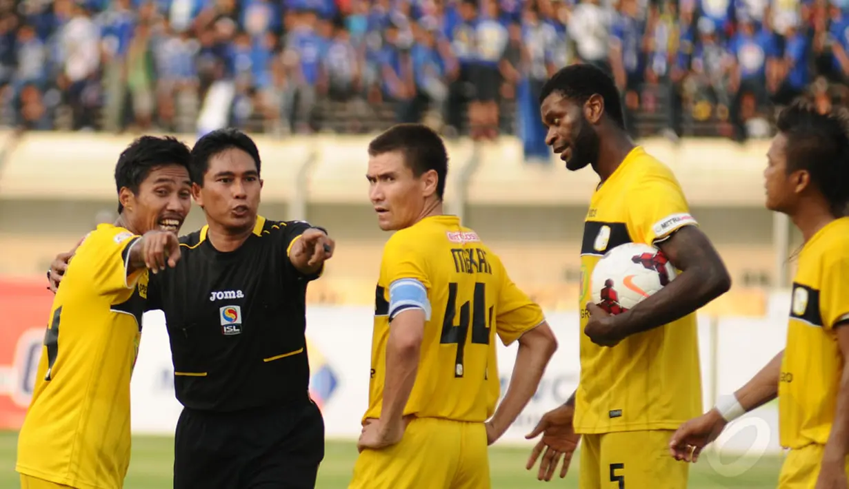 Beberapa pemain Barito Putera melakukan protes kepada wasit, Hamsir (kedua dari kiri) yang memberikan hadiah penalti buat Persib Bandung dalam laga lanjutan ISL di Stadion Si Jalak Harupat, (10/6/2014). (Liputan6.com/Helmi Fithriansyah)