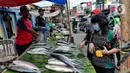 Pembeli memilih ikan bandeng yang di jual di Rawa Belong, Jakarta, Jumat (20/1/2023). Penjual bandeng musiman ini menjual daganganya jelang perayaan Imlek yang dijual dengan harga mulai dari Rp. 50.000 hingga Rp. 90.000 per kilonya. (Liputan6.com/Angga Yuniar)