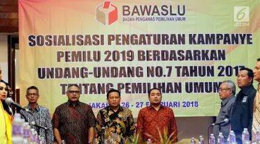 Ketua Bawaslu Abhan (ketiga kiri) menghadiri acara sosialisasi pengaturan kampanye pemilu 2019 berdasarkan undang undang no 7 tahun 2017 tentang pemilihan umum di Jakarta, Senin (26/2). (Liputan6.com/JohanTallo)