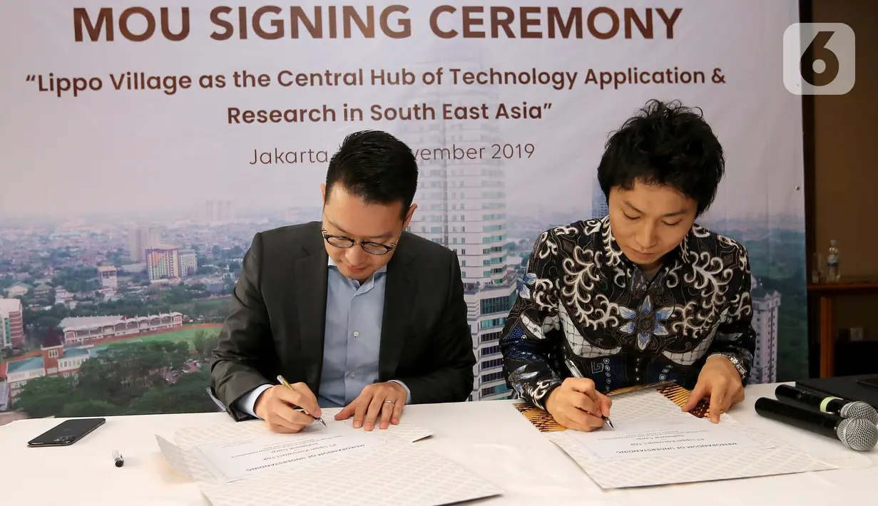 CEO PT Lippo Karawaci John Riady dan VP and Head of Global Business Strategy SoftBank Hidebumi Kitahara saat MoU kerjasama di Jakarta, Kamis (28/11/2019). Kerjasama tersebut juga mendukung penerapan Smart Cluster dan Smart Traffic Management di kawasan Lippo Village. (Liputan6.com/Fery Pradolo)