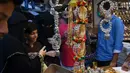 Warga berbelanja jelang Hari Raya Idul Fitri di sebuah pasar di Lahore, Pakistan, Selasa (19/5/2020). Pasar terpantau ramai setelah pemerintah Pakistan melonggarkan lockdown karena pandemi virus corona COVID-19. (Arif ALI/AFP)