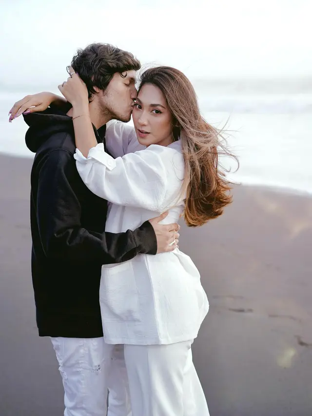 Tampil Mesra, 6 Artis Ini Pacaran dengan Pria yang Lebih Muda
