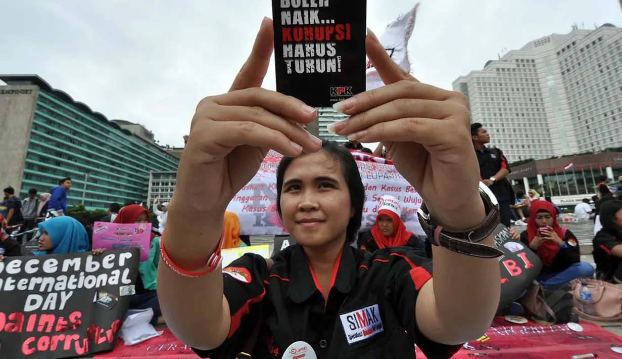 Mereka mendukung KPK untuk segera menuntaskan kasus korupsi di Indonesia, Jakarta, Minggu (7/12/2014). (Liputan6.com/Miftahul Hayat)