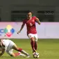 Pemain Timnas Indonesia U-23, Evan Dimas mengecoh pemain Suriah U-23 pada laga persahabatan di Stadion Wibawa Mukti, Bekasi, Rabu (16/11/2017). Indonesia kalah 2-3. (Bola.com/NIcklas Hanoatubun)