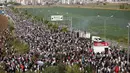 Ribuan orang berkumpul dalam protes untuk menunjukkan solidaritas mereka terhadap warga Palestina di luar pangkalan udara militer AS, Incirlik. (AP Photo/Mehmet Sancakzade)