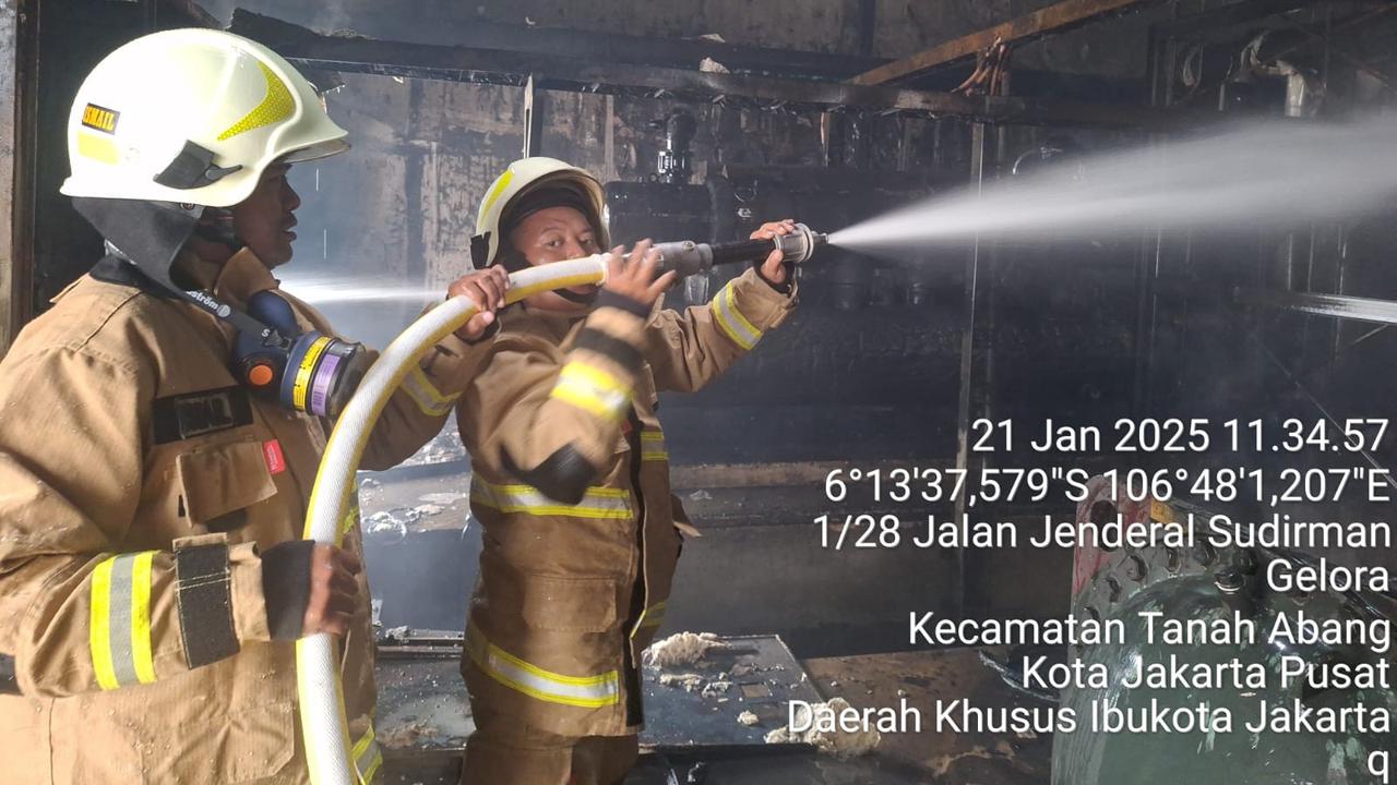Kebakaran melanda ruangan pengontrol udara di gedung Bank Panin Center, Jalan Jenderal Sudirman Rt 01/03, Tanah Abang, Jakarta Pusat  Selasa (21/1/2025).