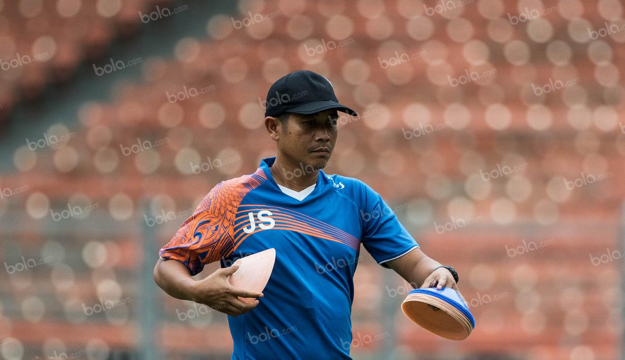 Asisten pelatih Arema Cronus, Joko Susilo, bersiap memimpin latihan jelang final Torabika Bhayangkara Cup 2016 melawan Persib Bandung di Stadion Utama Gelora Bung Karno, Jakarta, Sabtu (2/4/2016). (Bola.com/Vitalis Yogi Trisna)