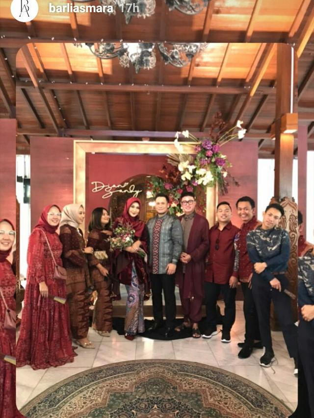 Dian Pelangi Tampil Anggun dengan Kebaya Beludru pada Hari Pertunangan