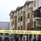 Kerusakan terlihat dari balkon di lantai 4 sebuah apartemen yang runtuh, di California, AS, 16 Juni 2015. Enam orang mahasiswa yang berada di balkon itu dikabarkan terjatuh dan tewas. (REUTERS/Elia Nouvelage)