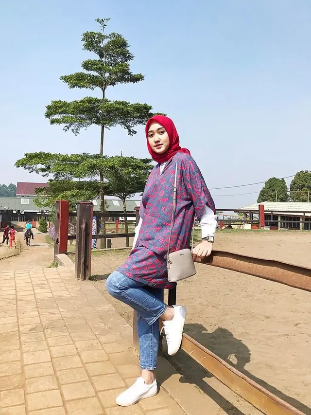 8 Inspirasi Padu Padan Tunik dengan Celana Jeans dari Zaskia Sungkar hingga Citra Kirana