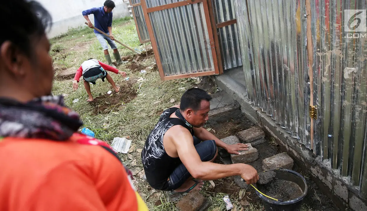 Warga pengungsi Gunung Agung bergotong royong membuat sarana MCK di Posko Pengungsi Rendang, Bali, Sabtu (2/12). Jauhnya lokasi dan terbatasanya jumlah MCK membuat para pengungsi harus membangun MCK sendiri. (Liputan6.com/Immanuel Antonius)