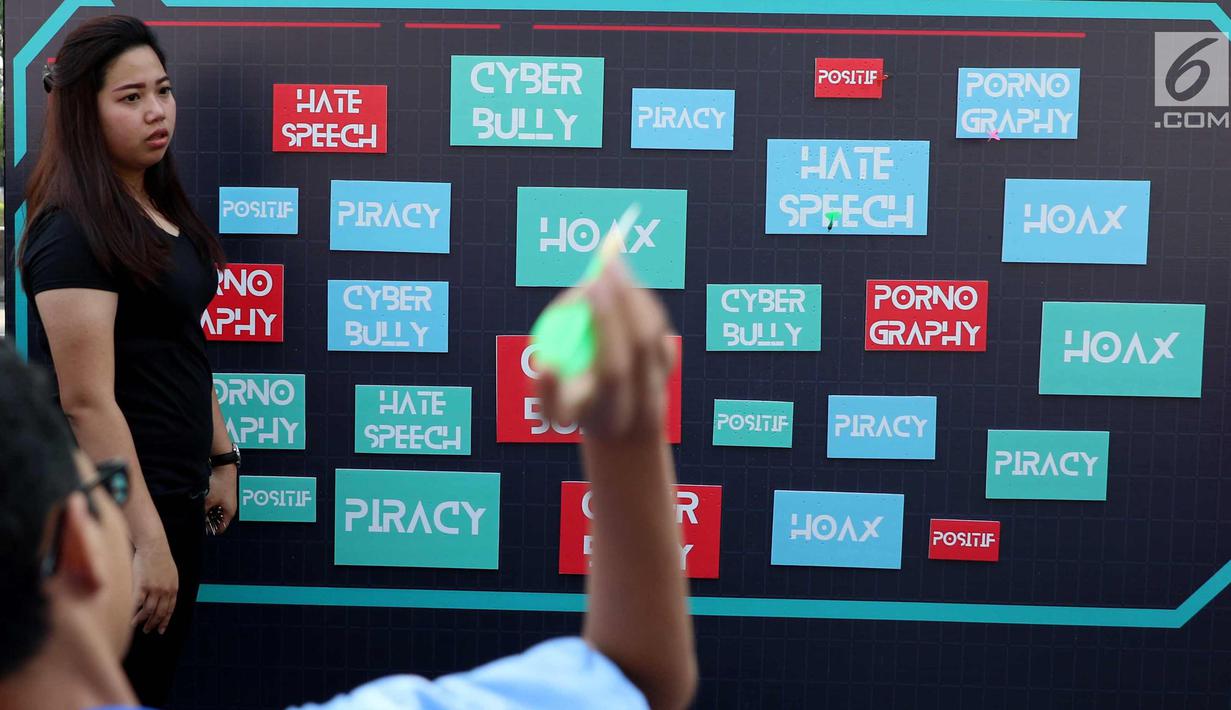 Seorang warga bermain games saat deklarasi siber kreasi melawan hoax saat CFD di Jakarta, Minggu (5/11). Siber kreasi dibentuk dari berbagai komunitas dan elemen masyarakat. (Liputan6.com/Angga Yuniar)