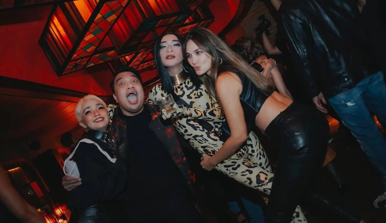 Luna Maya juga bergaya ala cat women masa kini dengan leather pants dan bralette kulit (Foto: Instagram @amingisback)