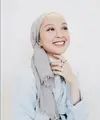 Melalui akun Instagramnya, Gita Savitri kerap mengunggah potret penampilannya dengan hijab turban.