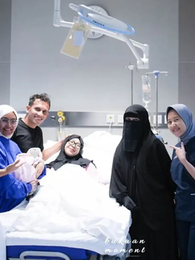 6 Potret Adiba Khanza Melahirkan Anak Pertama, Umi Pipik Resmi Timang Cucu