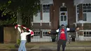 Para penggemar Arsenal merayakan kemenangan tim mereka di Liga Primer Inggris, di dekat Stadion Emirates, London, Inggris, pada 19 Mei 2026. (Brook Mitchell/AFP)