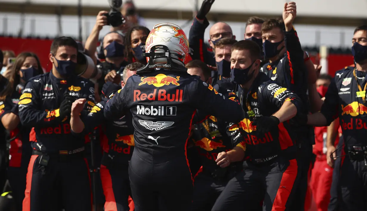 Pembalap Red Bull Max Verstappen merayakan kemenangan pada 70th Anniversary Formula 1 Grand Prix di Sirkuit Silverstone, Silverstone, Inggris, Minggu (9/8/2020). Max Verstappen sukses menjadi yang tercepat dalam F1 GP Silverstone 2020. (Bryn Lennon, Pool via AP)