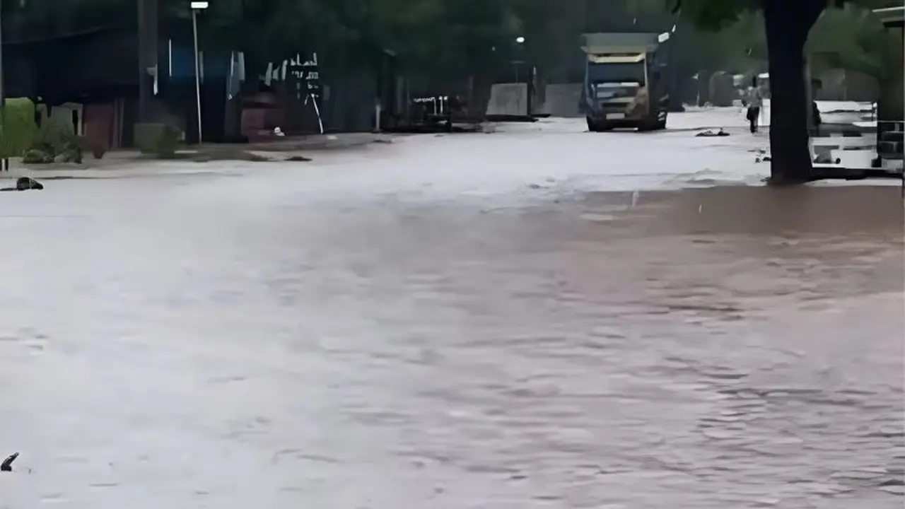Bencana banjir di lereng Gunung Tambora. (Antara)