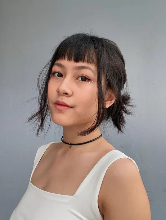 Rambut pendek tetap bisa dikreasikan dengan sanggul rendah seperti Haysakyla. (Instagram @hasyakyla)