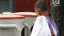 Seorang anak memungut sampah plastik di Jakarta, Rabu (12/9). Komitmen Indonesia bebas pekerja anak pada tahun 2022 sejalan dengan hasil Konferensi Global IV tentang 'Pemberantasan Pekerja Anak yang Berkelanjutan'. (Liputan6.com/Immanuel Antonius)