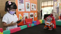 Siswa mempresentasikan hasil karyanya pada acara Science, Technology, Engineering, Arts, dan Mathematics (STEAM) Expo di BSD City, Tangerang Selatan, Jumat (11/03/2022). Program tahunan Sampoerna Academy mengangkat tema “The World of Future Innovators”. (Liputan6.com/Fery Pradolo)