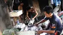 Pekerja membungkus lemang yang siap dijual di kawasan Senen, Jakarta, Selasa (30/5). Memasuki bulan Ramadan, produksi panganan khas dari Sumatera Barat tersebut meningkat 500% yang dijual seharga Rp13.000 perbuah. (Liputan6.com/Immanuel Antonius)