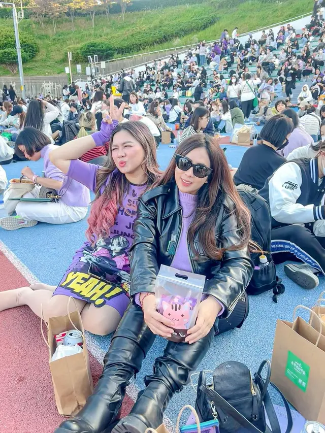 10 Momen Seru Luna Maya dan Vicky Shu saat Nonton Konser BTS di Busan, ARMY Sejak Lama