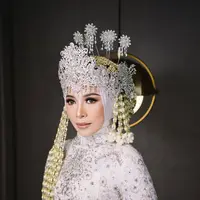 Merayakan wedding anniversary ke-30, Melly Goeslaw dan Anto Hoed kenakan baju pengantin Sunda [@melly_goeslaw]