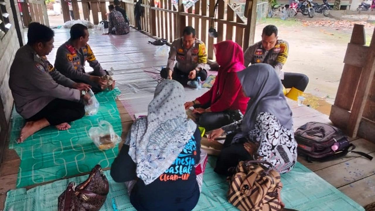 Kepala Polsek Siak Kecil berbincang dengan warga usai makan siang serta mengajak mewujudkan Pemilu damai.