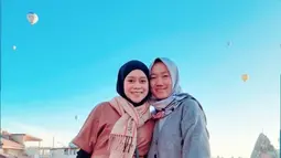 Seleb TikTok ini, menyebut ada salah satu asisten Lesti yang berani pasang badan kala Lesti dianiaya oleh Billar. Tak sedikit yang menduga, sosok itu adalah Teh Novi asisten Lesti. (instagram.com/novhi_thariend)