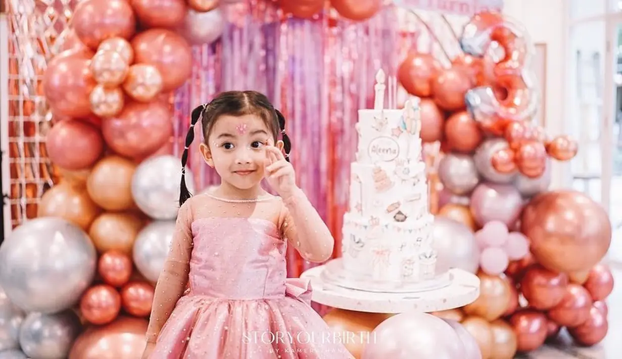 Tampil pakai gaun warna merah muda dengan rambut yang dikepang dua bak princess, Aleena disebut mirip dengan Adzana. Makeup karakter membuat buah cinta pertama Rizky Alatas dan Adzana ini makin cantik dan menggemaskan. Makin cantik dan pintar, Aleena sudah pandai berpose di depan kamera sembari pamer senyuman manisnya. (Liputan6.com/IG/@adzanabs)