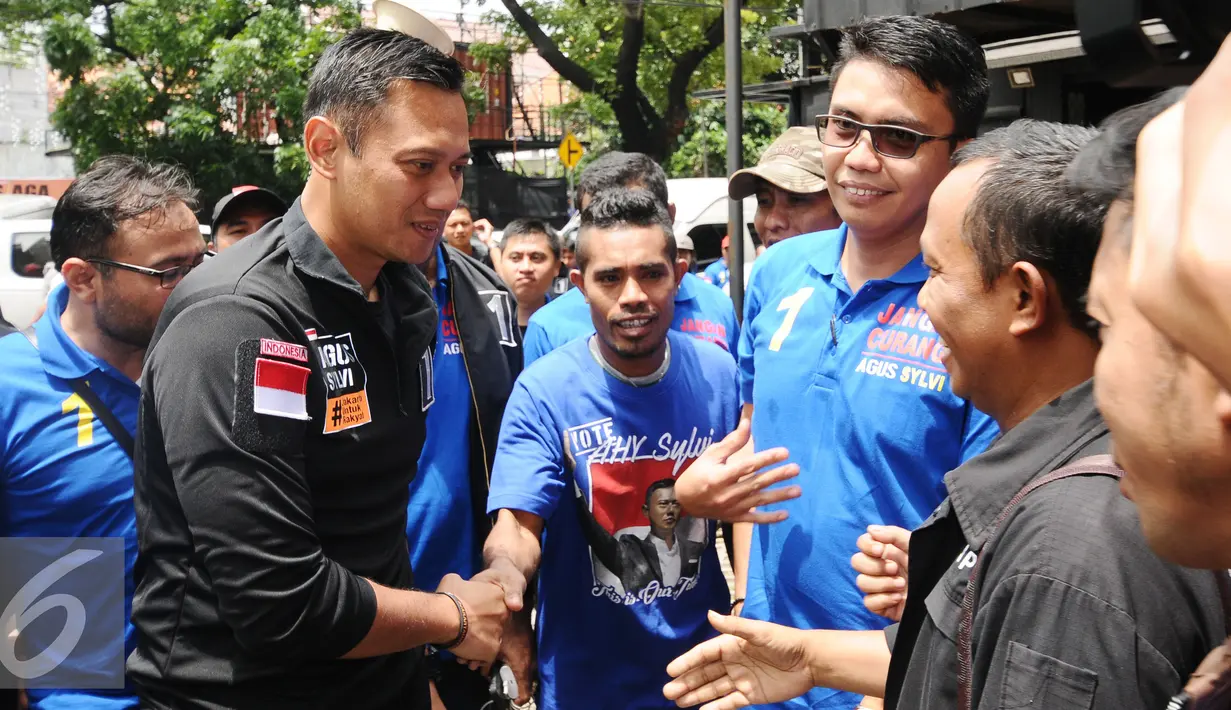 Cagub DKI Jakarta, Agus Harimurti Yudhoyono (kiri) disambut anggota Jaringan Nusantara jelang menerima simbol siaga di Jakarta, Rabu (18/1). Bersama Jaringan Nusantara, AHY melakukan siaga pemilu bersih anti kecurangan. (Liputan6.com/Helmi Fithriansyah)