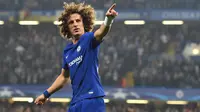 Real Madrid dikabarkan tengah bersaing dengan Juventus untuk mendapatkan tanda tangan bek Chelsea, David Luiz pada bursa transfer 2018. (AFP/Glyn Kirk)