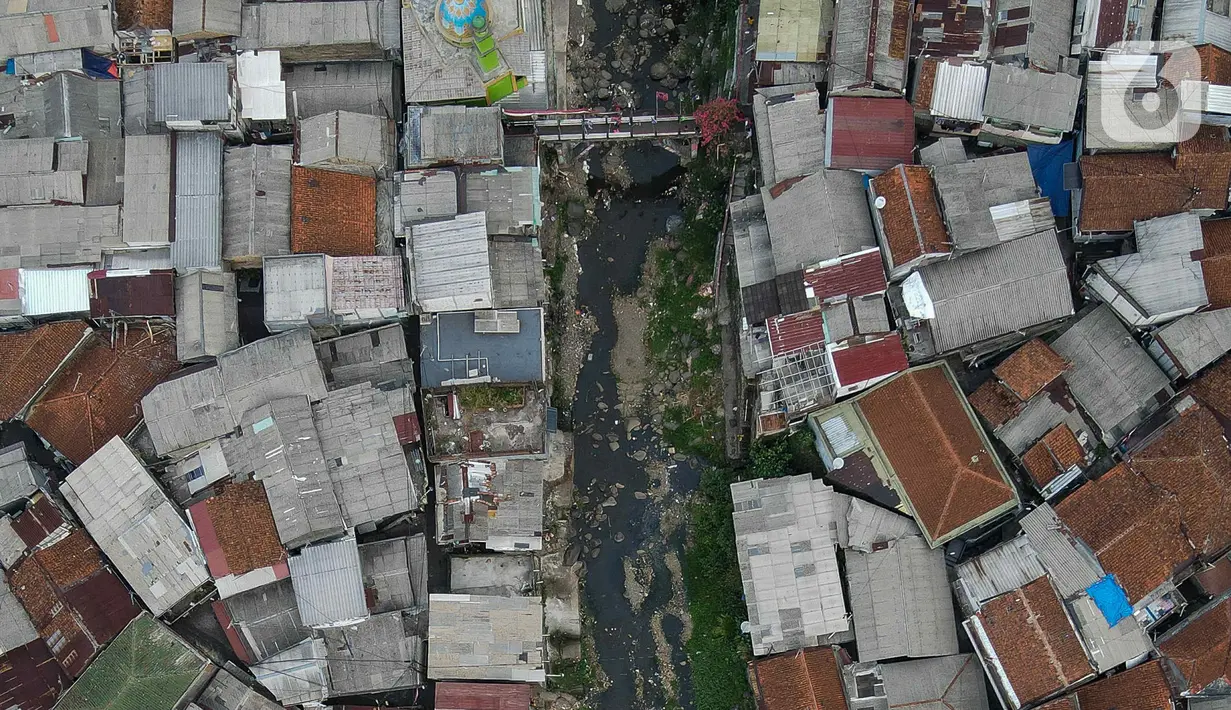 Kondisi Sungai Ciliwung yang menyusut airnya di kawasan Pulo Geulis Kota Bogor, Jawa Barat, Kamis (12/10/2023). (Liputan6.com/Herman Zakharia)