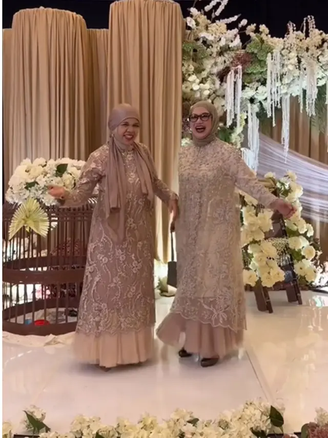 6 Potret Gamis Brokat Reza Artamevia dan Geni Faruk di Tedak Siten Anak Aaliyah Massaid