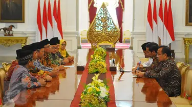 Ketua Umum PP Muhammadiyah Haedar Nashir menemui Presiden Joko Widodo di Istana Kepresidenan. Senin (13/2). Haedar didampingi delapan orang pengurus PP Muhammadiyah. (Liputan6.com/Angga Yuniar)