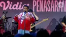 Penampilan penyanyi Sal Priadi saat acara Vidio Penasaran 2025 di The Dome Senayan Park, Jakarta, Kamis (6/2/2025). (Liputan6.com/Herman Zakharia)