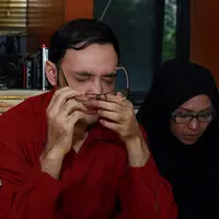 Hidupnya yang sulit, dan bertambah dengan penangkapan ini. Seketika Sandy tak tahan menampung beban hidup, air mata tak terbendung, raungan suara tangis pun menggema ke seluruh ruangan kantor polisi. (Deki Prayoga/Bintang.com)