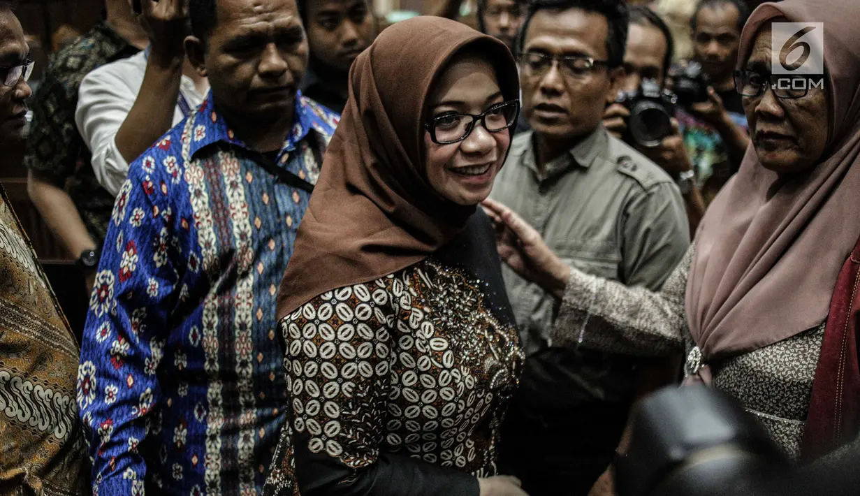 Terdakwa kasus suap proyek pembangunan PLTU Riau-1 Eni Maulani Saragih seusai sidang putusan di Pengadilan Tipikor, Jakarta, Jumat (1/3). Selain pidana penjara, hakim juga mencabut hak politik Eni Saragih selama tiga tahun. (Liputan6.com/Faizal Fanani)