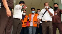 Terdakwa perusakan turap danau tajwid Kabupaten Pelalawan saat digiring jaksa ke mobil tahanan. (Liputan6.com/M Syukur)