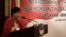 Musisi senior Titiek Puspa memberikan sambutan usai menyaksikan MoU pelaksanaan program bela negara dengan Menkumham di Kementerian Pertahanan, Jakarta, Rabu (21/6). (Liputan6.com/Faizal Fanani)