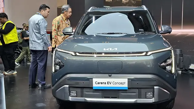 KIA siap meluncurkan Carens EV pada November 2026 dan menargetkan tingkat TKDN melampaui 80 persen. (Liputan6.com/Pramita)