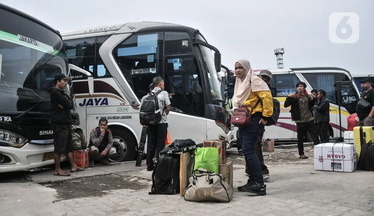 Calon penumpang menunggu jadwal keberangkatan bus antarkota antarprovinsi (AKAP) di Terminal Bus Tanjung Priok. (merdeka.com/Iqbal S. Nugroho)