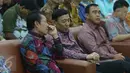 Ketum PBSI Wiranto berbincang dengan Mantan Ketua Umum PBSI Sutiyoso saat menghadiri perayaan HUT PBSI di Cipayung, Jakarta, Sabtu (6/5). Perayaan juga ditandai dengan pelepasan tim Piala Sudirman yang terdiri dari 20 atlet. (Liputan6.com/Angga Yuniar)