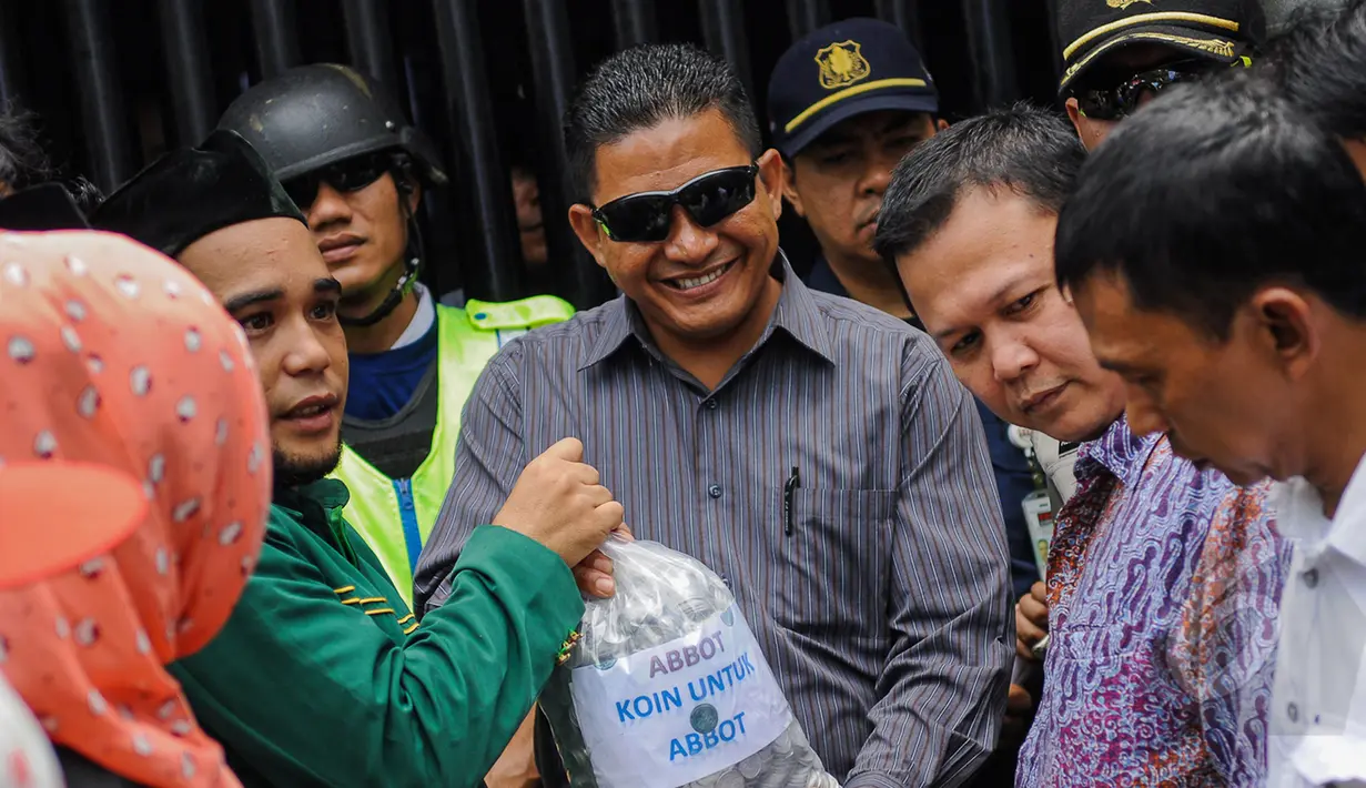 Puluhan orang dari Koalisi Pro Indonesia menyerahkan ribuan koin untuk PM Tony Abbot di depan kantor Kedubes Australia, Jakarta, Selasa (10/3/2015). Koin tersebut bentuk protes atas pernyataan PM Australia Tony Abbott. (Liputan6.com/Faizal Fanani)
