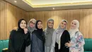 Shireen Sungkar hadir mengenakan kerudung abu-abu dipadukan dress panjang bermotif warna senada. Vebby Palwinta juga hadir dengan gamis abu-abu dipadukan kerudung hitam. [@shireensungkar]
