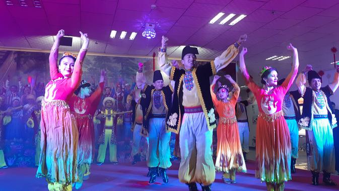 Sekelompok siswa menampilkan pentas seni etnik tradisional khas Uighur di pusat pelatihan vokasional di Atush, Prefektur Otonomi Kizilsu Kirgiz, Wilayah Otonomi Xinjiang-Uighur (XUAR) (Rizki Akbar Hasan / )