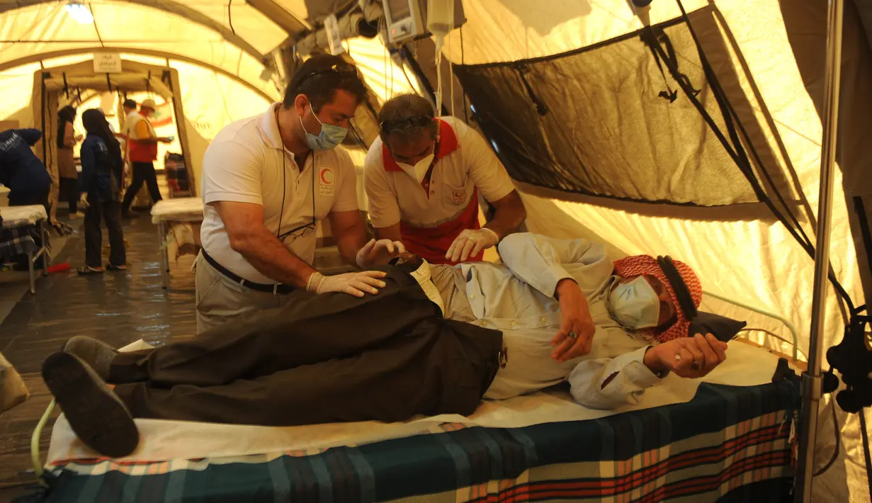 Para pekerja medis merawat pasien di rumah sakit lapangan bantuan dari Iran di Beirut, Lebanon, 10 Agustus 2020. Lebanon menerima bantuan rumah sakit lapangan dari sejumlah negara dalam beberapa hari terakhir. (Xinhua/Bilal Jawich)