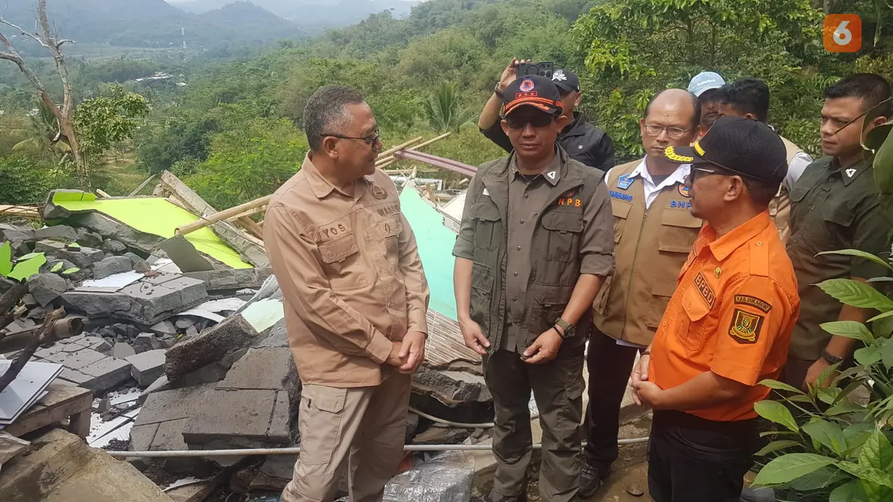 Kepala BNPB Letnan TNI Suharyanto bersama Pemda Kabupaten Sukabumi saat tinjau lokasi retakan tanah di Kampung Tegalkaso Desa Bencoy Kabupaten Sukabumi (Liputan6.com/Fira Syahrin).
